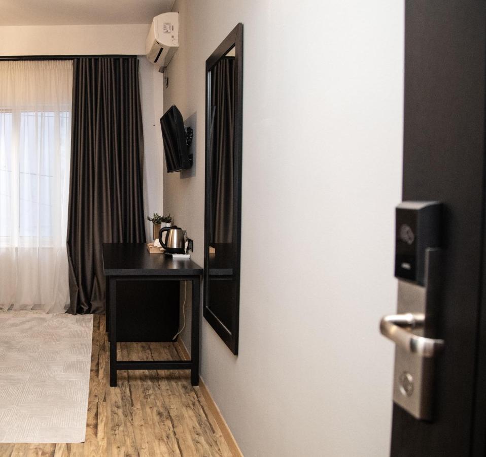 Triss Hotel Тирана Екстериор снимка